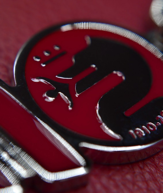 Alfa Romeo 110 let anniversary kovový odznak červený