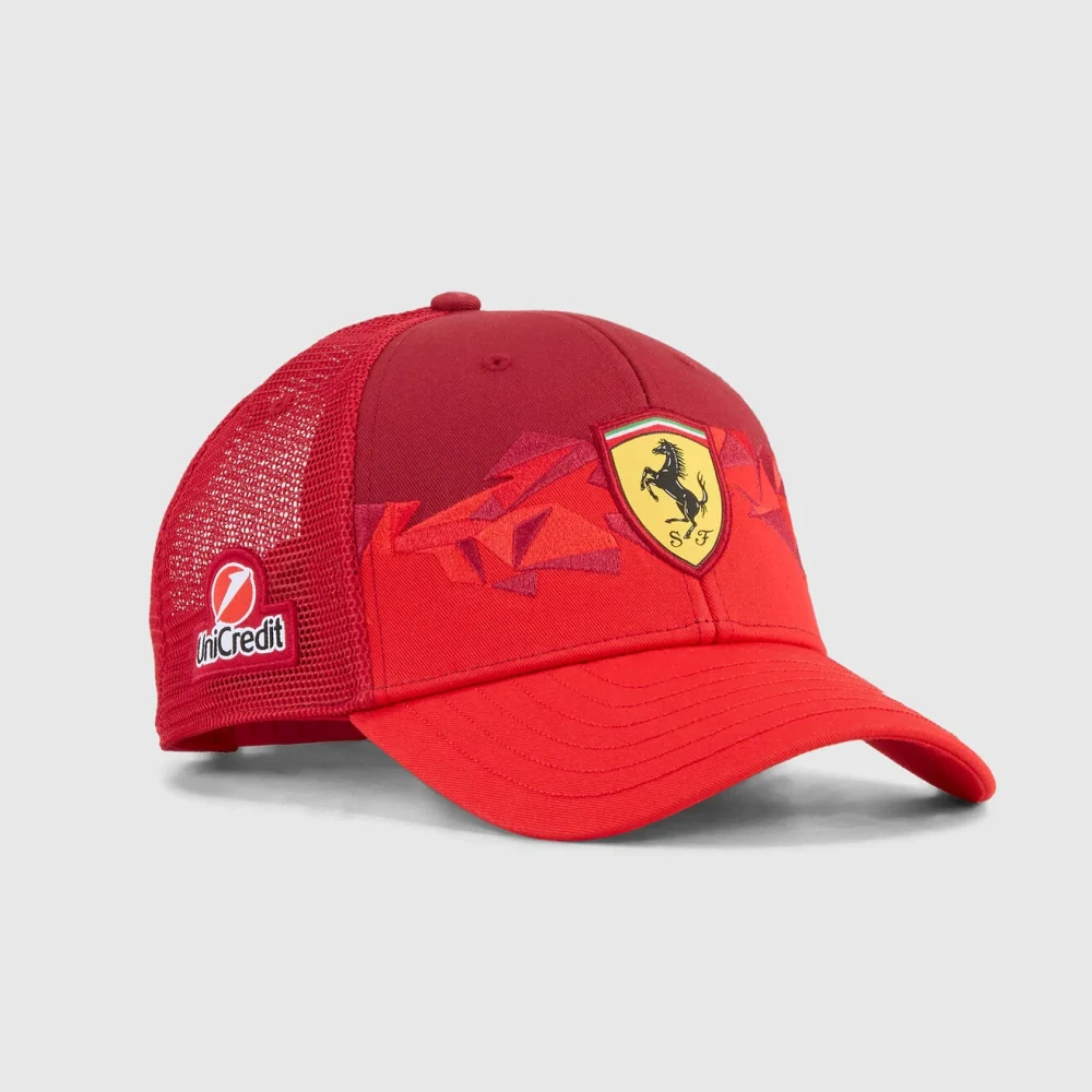 Týmová kšiltovka Scuderia Ferrari SE Las Vegas s logy sponzorů