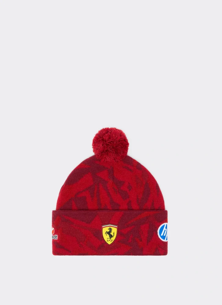 Týmová zimní čepice Scuderia Ferrari SE Las Vegas 2025 s logy sponzorů