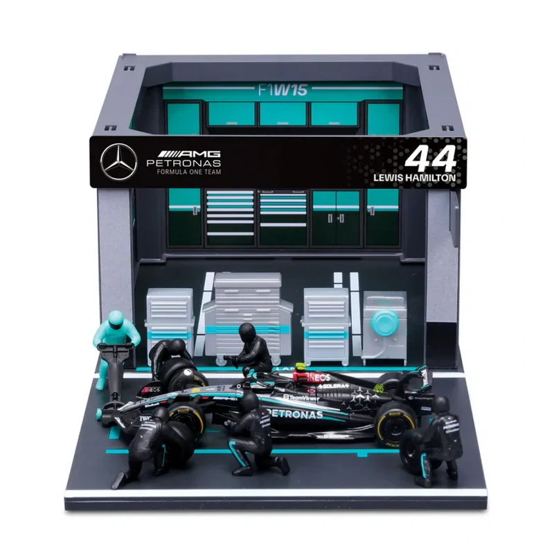 Model Bburago Mercedes F1 1:43 Lewis Hamilton s modelem boxu