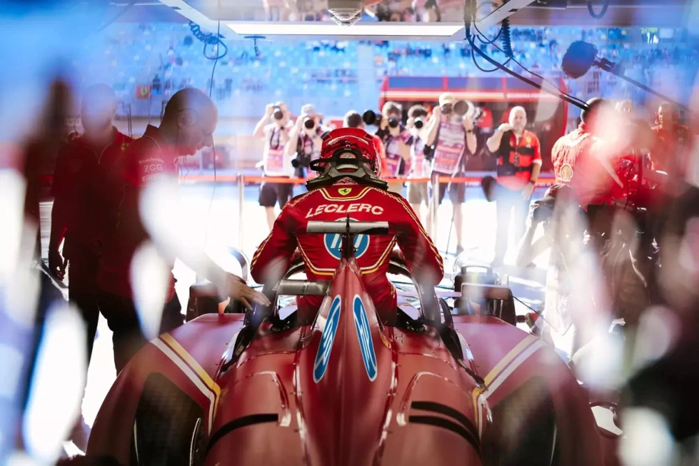 Dětská zimní čepice s bambulí Ferrari s logem