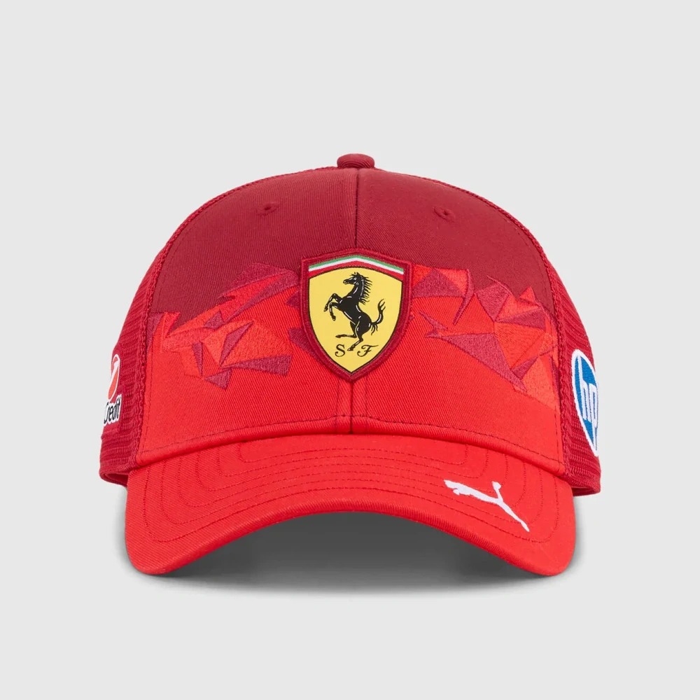 Týmová kšiltovka Scuderia Ferrari SE Las Vegas s logy sponzorů
