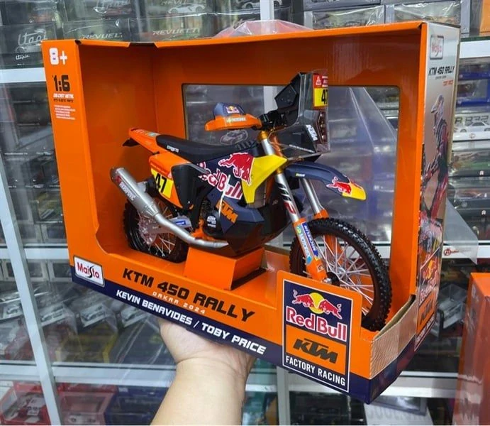 Model motocyklu Red Bull KTM 450 Rally Dakar 2024 Kevin Benavides nr.47 1:6