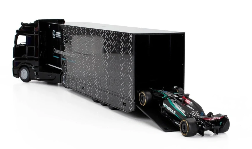 Model Mercedes AMG F1 W15 BBurago #63 George Russell 2024 s kamionem Mercedes Actros 1:43