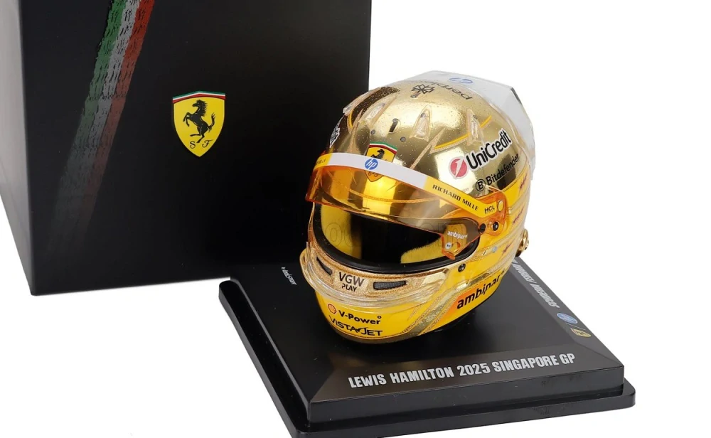 Model přilby Lewis Hamilton - SF Singapore 2025 1:5 LookSmart