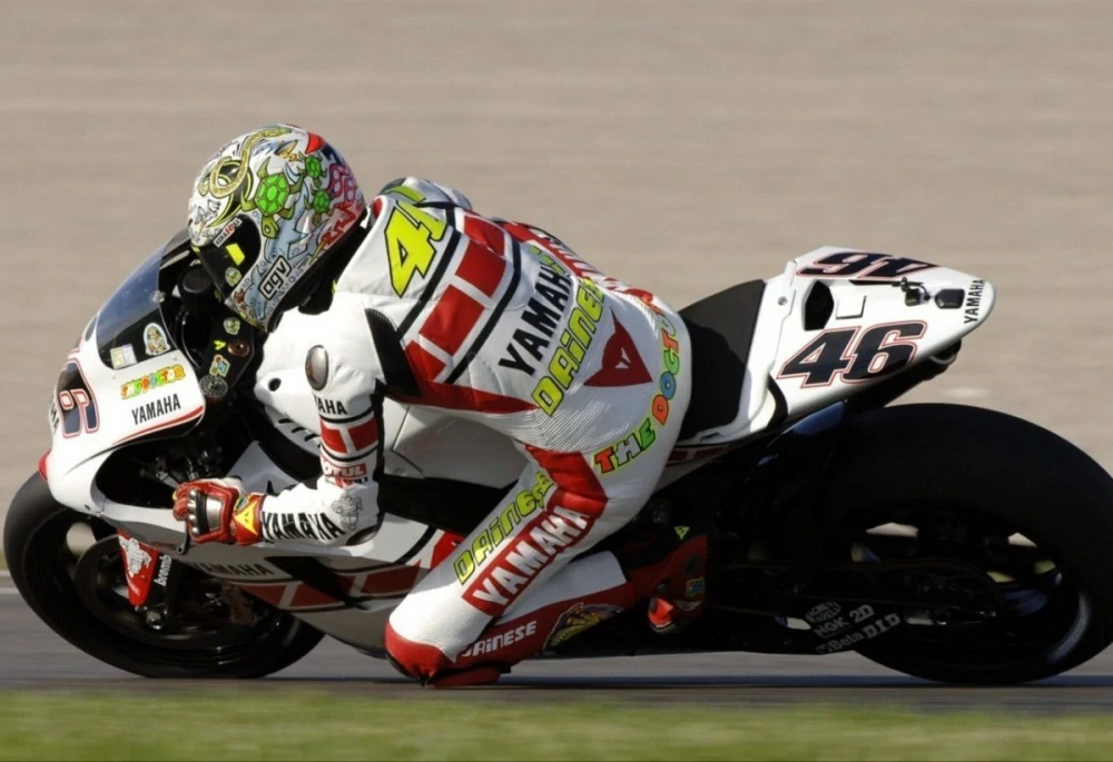 Model přilby Moto GP Valentino Rossi Valencia 2005 1:5