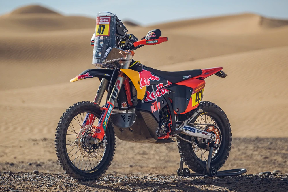 Model motocyklu Red Bull KTM 450 Rally Dakar 2024 Kevin Benavides nr.47 1:6