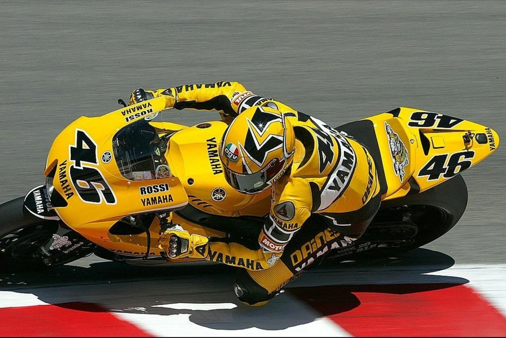 Model přilby Moto GP Valentino Rossi Laguna Seca 2005 1:5
