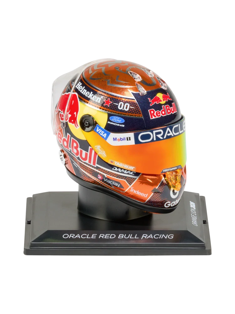Model přilby Max Verstappen 2026 1:4 Schuberth - LION