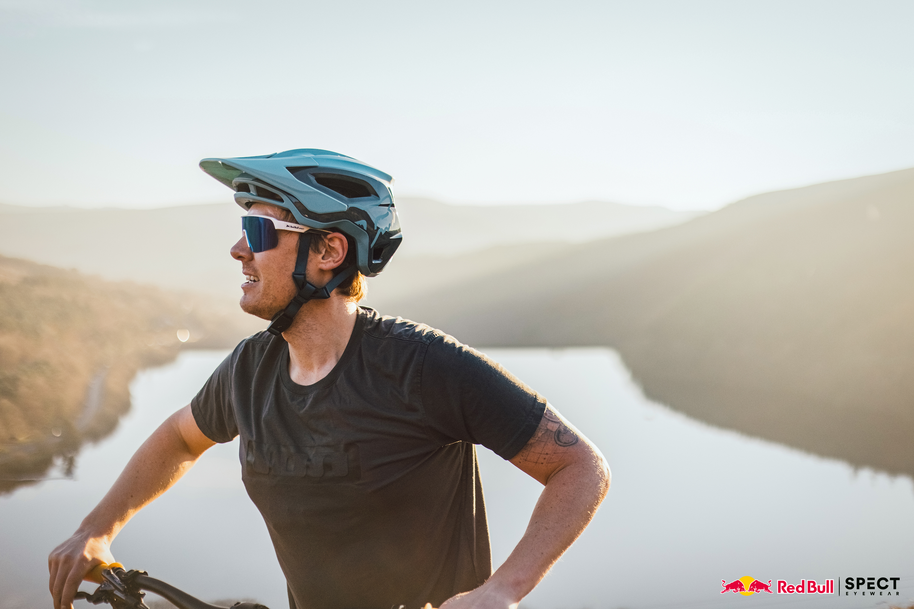 Red Bull Spect sluneční brýle DAKOTA černé s modro žlutým sklem