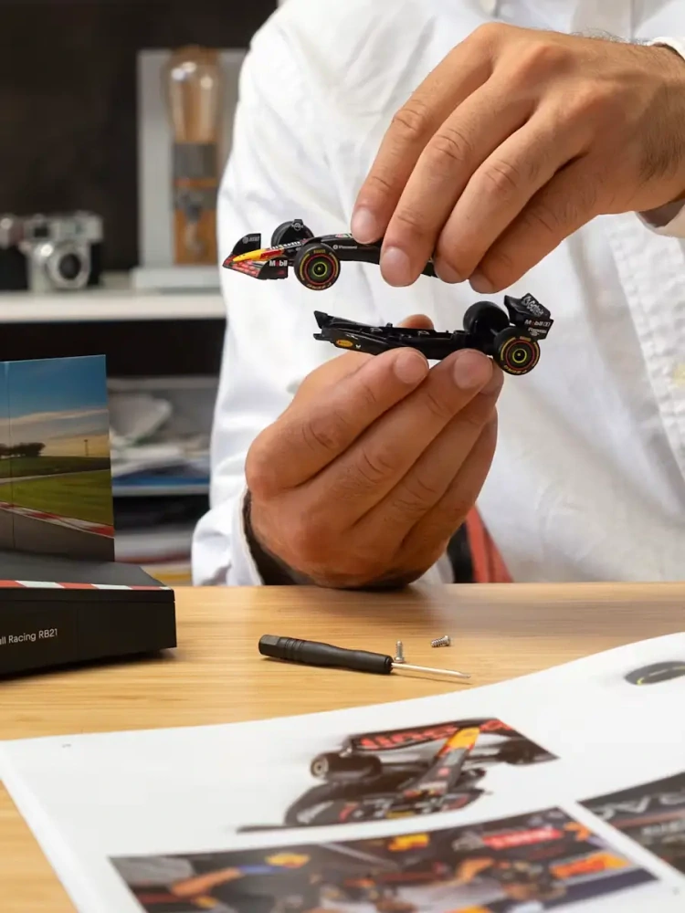 Stavebnice modelu Red Bull RB21 - Max Verstappen - vánoční edice