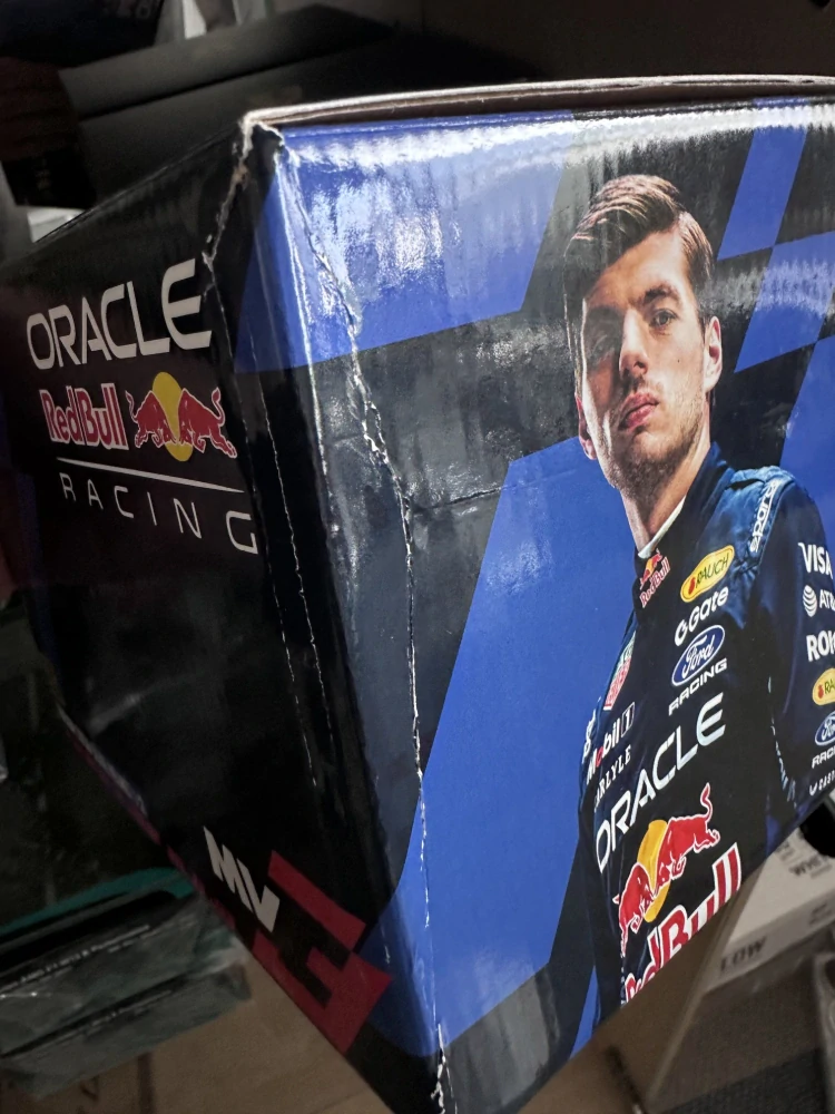 Model přilby Max Verstappen 2026 1:2 Schuberth - poškozený obal