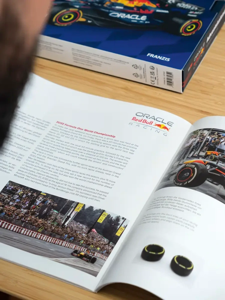 Stavebnice modelu Red Bull RB21 - Max Verstappen - vánoční edice