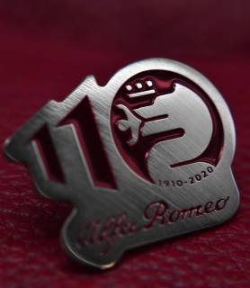 Alfa Romeo 110 let anniversary kovový odznak červený